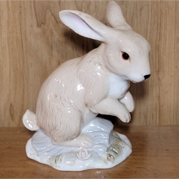 Vintage 1986 Enesco Imports Porcelain Easter Bunny Rabbit Sitting in Grass Figur - Picture 5 of 9